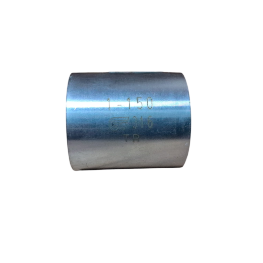 Cano de metal com inscrições em sua superfície.