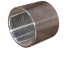 Conector de metal com rosca interna, acabamento prateado.