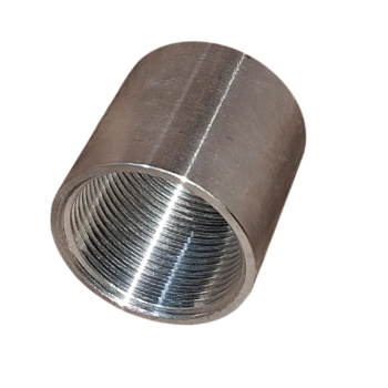 Conector met&aacute;lico com rosca interna, tubular e cil&iacute;ndrico.