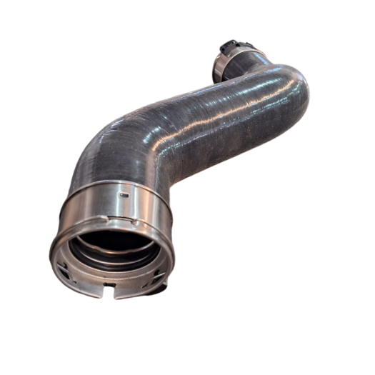Mangueira curva de metal para sistema automotivo.