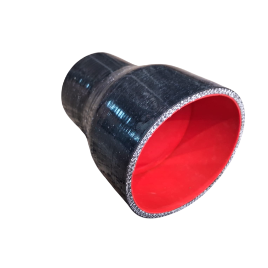 Mangueira de silicone com interior vermelho e exterior preto, formato cônico.