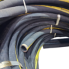 Mangueiras de borracha enroladas, com acabamento em preto e detalhes em amarelo.