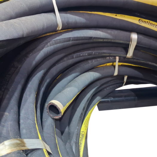 Mangueiras de borracha enroladas, com acabamento em preto e detalhes em amarelo.