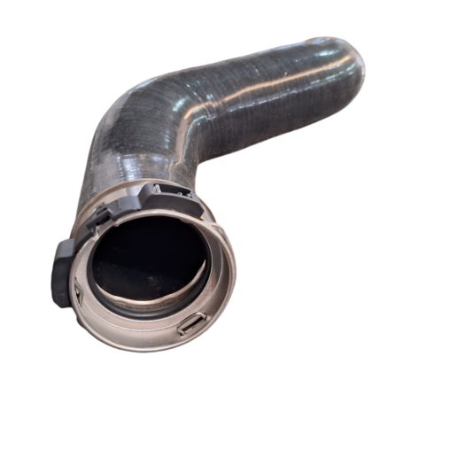 Curva de tubo de metal com conector em uma extremidade.