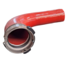 Mangueira vermelha com conector de metal na extremidade.