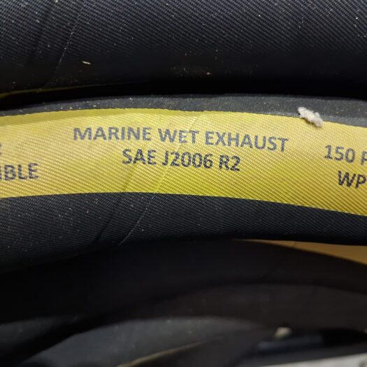 Mangueira de exaustão marinha com especificações visíveis.