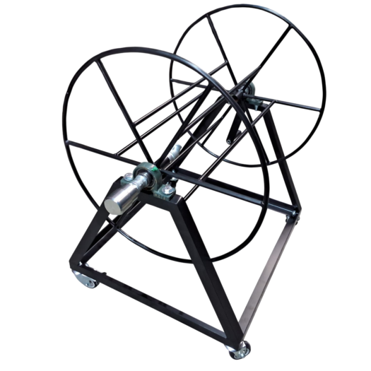 Suporte de metal para bobinas com duas rodas pretas.