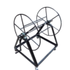 Suporte para enrolar fios com rodas de metal.