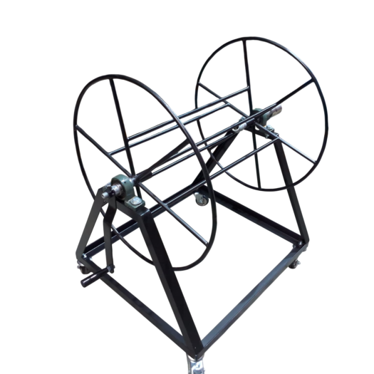 Suporte para enrolar fios com rodas de metal.