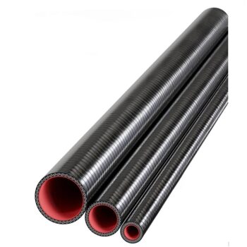 Três mangueiras pretas com interior vermelho, em tamanhos variados.
