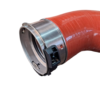 Mangueira de silicone com conexão metálica, ideal para uso automotivo.