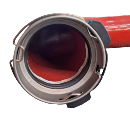 Vista interna de uma mangueira vermelha com conector de metal