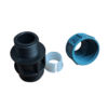 Três conexões de plástico em preto, branco e azul para tubulações.