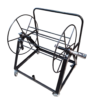 Suporte de metal para enrolar fios, com estrutura tubular e rodas na base.