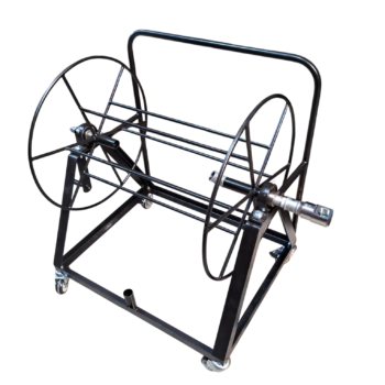 Suporte de metal para enrolar fios, com estrutura tubular e rodas na base.