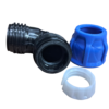 Conjunto de conexões de plástico para instalações hidráulicas, incluindo um cotovelo e dois adaptadores.