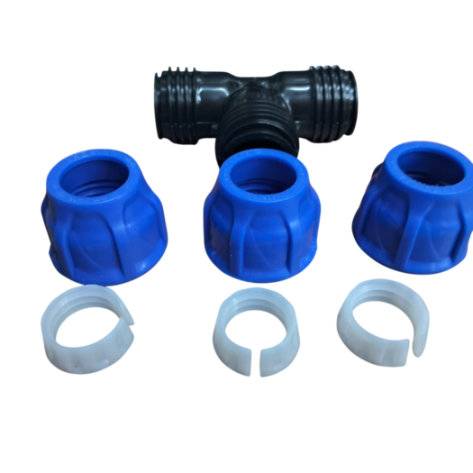 Conjunto de conexões plásticas com um T e duas porcas azuis, além de dois anéis brancos.