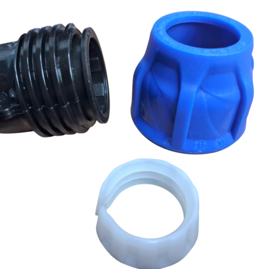 Conjunto de conexões plásticas em diferentes cores: preto, azul e branco.
