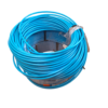 Bobina de tubo azul flexível enrollado.
