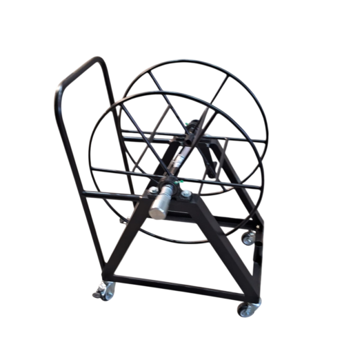 Suporte para enrolar cabos com rodas e estrutura metálica preta.